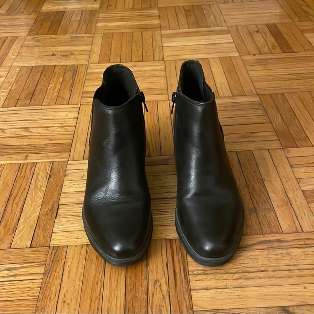 Naturalizer leather ankle boots